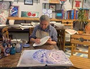 Turkish ceramic artist crafts İznik-inspired tile for Pope’s upcoming visit