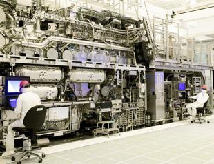 Dutch tech giant ASML posts stable profits