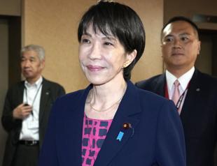 Japan PM hopeful avoids war shrine visit