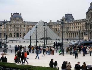 Thieves stage jewel heist at Louvre museum