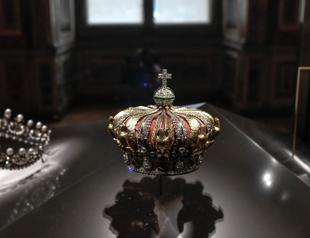 French police hunt Louvre jewel thieves