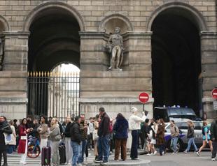 French police intensifies hunt for Louvre Museum raiders