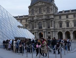 Louvre reopens amid security scrutiny