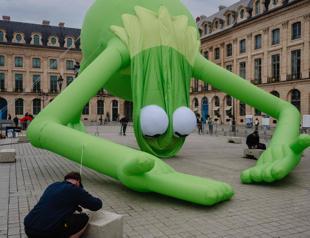 Kermit aims to ease French nerves at Art Basel Paris