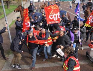 France suspends pensions reform in new budget bill