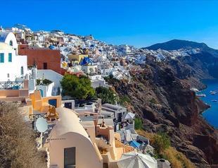 Overtourism threatens Greek islands’ appeal, bank report says