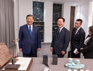 Xi jokes about spying with Chinese phone gift for South Koreas Lee
