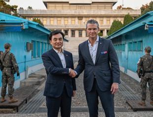 Pentagon chief visits Korean border, first in 8 years