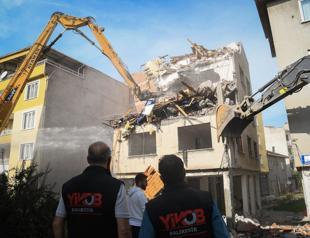 Controlled demolition, debris removal continue after Balıkesir quakes