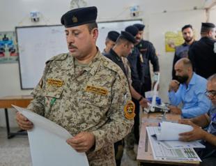 Iraqi forces, displaced people vote early ahead of election