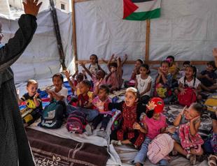 Gazas children return to makeshift classrooms