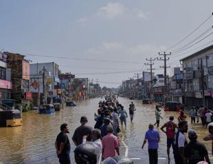Floods hit Sri Lankas capital as cyclone deaths near 200