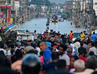 Asia floods toll tops 1,000 as military aid survivors