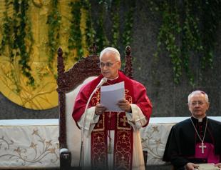 Pope encourages Lebanese not to abandon country