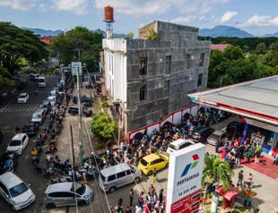 Frustration in Indonesia as flood survivors await aid