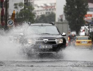 Heavy rains batter Istanbul as waterlogged streets disturb daily life