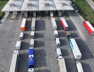 Truck crossings suspended as Greek farmers block key border routes