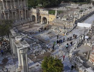 Rare Roman marble bathtub, statue unearthed at Ephesus