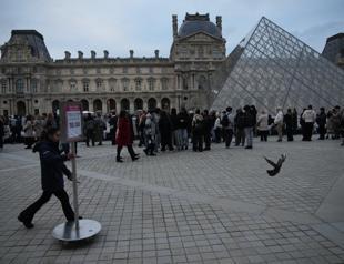 Hundreds queue at Louvre museum as strike vote delays opening