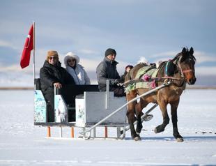 Frozen lake draws visitors as sleigh season opens in eastern Türkiye