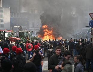 EU-Mercosur deal delayed as farmers stage Brussels show of force