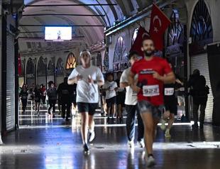 Runners race through Istanbul’s Grand Bazaar on year’s longest night