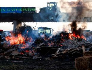 Macron meets French farmers in bid to defuse anger over trade deal