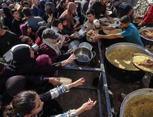 US pledges $2 bln for UN aid, with warning