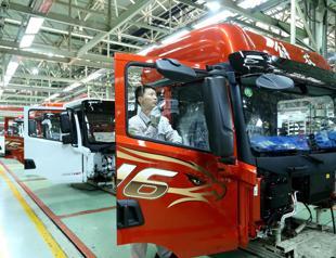 Chinas factory activity edges up, snapping 8-month slide