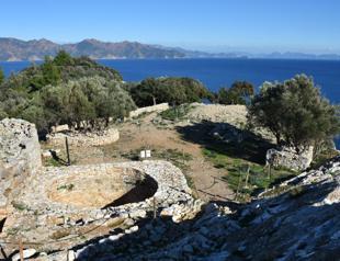 Silver necklace depicts Assyrian goddess