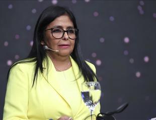 Trump threatens new Venezuela leader after raid to seize Maduro