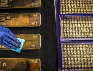 Gold prices rise, oil volatile amid geopolitical tensions