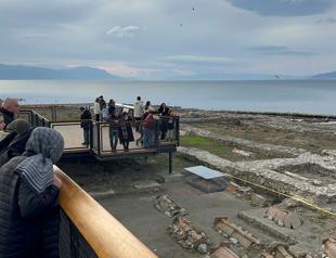 Foreign tourist numbers surge in İznik after Pope’s historic visit