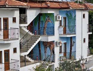 Graffiti artist adds color to resort town