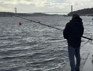 Warm winds draw anglers to Istanbul’s Bosphorus shores
