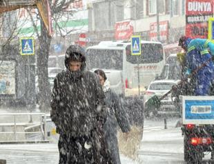 Heavy snow cripples Istanbul as freezing front sweeps through nation