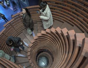 Chinas spellbinding bookstores draw selfie snappers
