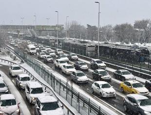 Snow-covered streets, transit woes haunt daily life in Istanbul