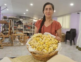 Turkish woman honored for reviving Hatay’s rare yellow silk
