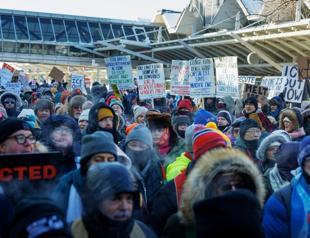 Defiant protests over US immigration crackdown, childs detention