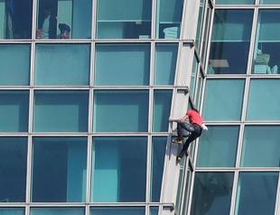 American daredevil free-climbs Taiwans tallest building