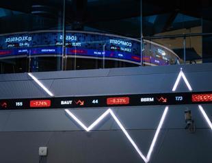 Asian stocks hit by fresh tech fears as gold retreats from peak