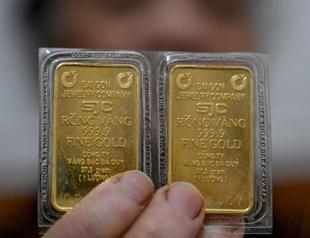 Oil tumbles on Iran hopes, precious metals hit by stronger dollar