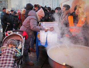 Kievs elderly shiver after Russian attacks