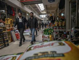 Trump signs order preparing for tariffs on Irans trade partners