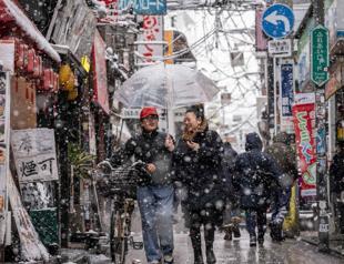 Japanes brave snow to vote in snap election