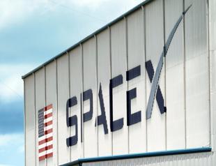 SpaceX shifts focus from Mars to Moon, Musk says
