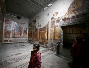 Virgin frescoes emerge from Pompeii suburb