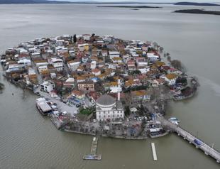 Rising waters of Uluabat Lake reach homes in Türkiye’s ‘Little Venice’