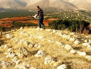 Ashes of archaeology pioneer scattered over ancient tumulus in Antalya